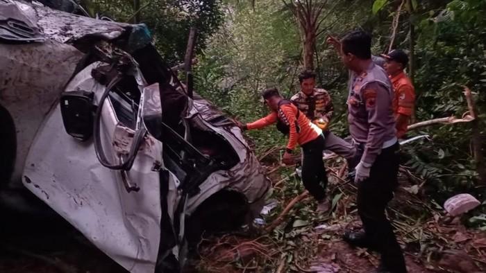 Kecelakaan Fortuner di Jalur Bawang-Dieng Batang hingga Masuk Jurang, 1 Pria dan 3 Wanita Tewas