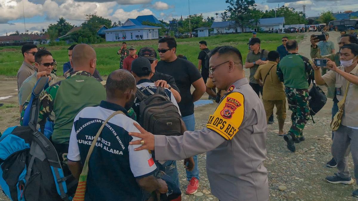 Pasca Pilot Glen Dibunuh KKB, Satgas Evakuasi Guru dan Nakes di Alama ke Timika