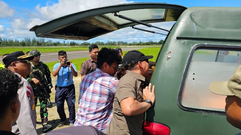 Satgas Damai Cartenz Evakuasi Jenazah Glen Malcolm Pilot New Zealand yang Dibunuh KKB