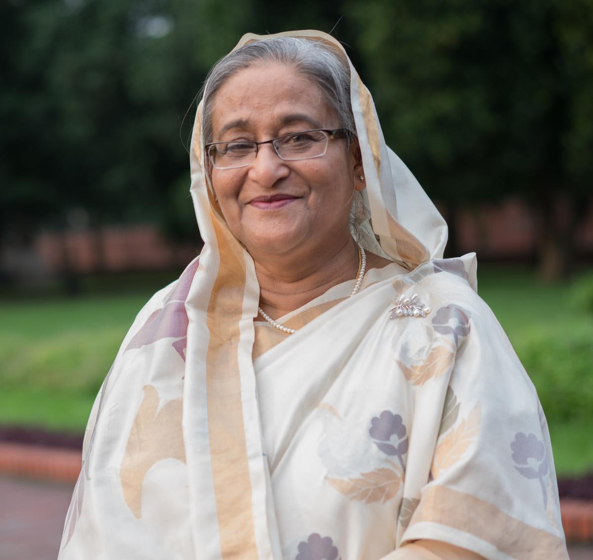 Demonstran Sorak-sorai Rayakan Mundurnya PM Bangladesh