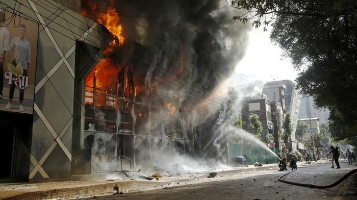 Kerusuhan di Bangladesh Pecah hingga Makan 100 Orang Tewas