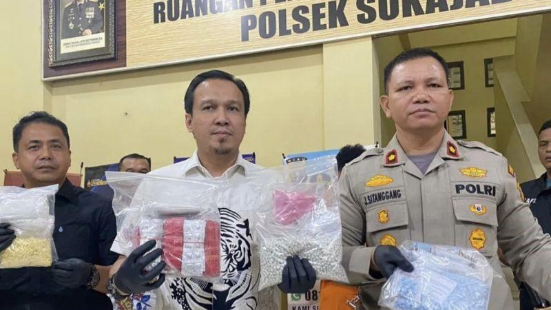 2 Pria Teman Mahasiswi Tabrak IRT di Pekanbaru, Ribuan Pil Ekstasi dan Happy Five Disita