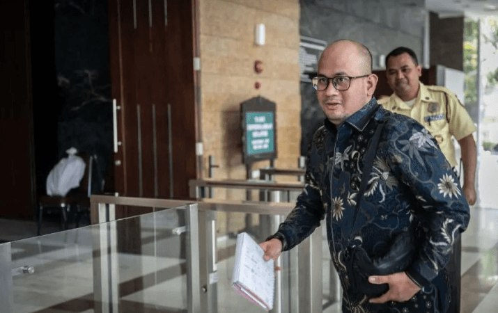 Pengacara Dini Tunjukkan Bukti CCTV Ronald Tannur Lindas Korban saat Diperiksa KY