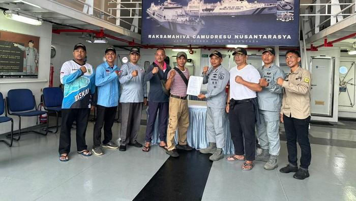 Sempat Ditahan di Malaysia, Bakamla Serahkan 8 Nelayan ke Pemkab Natuna