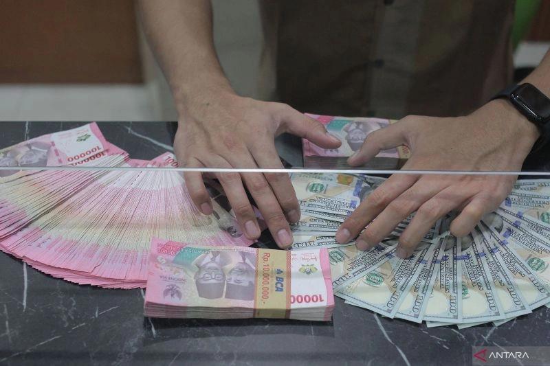 Rupiah Berlabuh di Zona Merah Jelang Rilis Data Neraca Perdagangan RI
