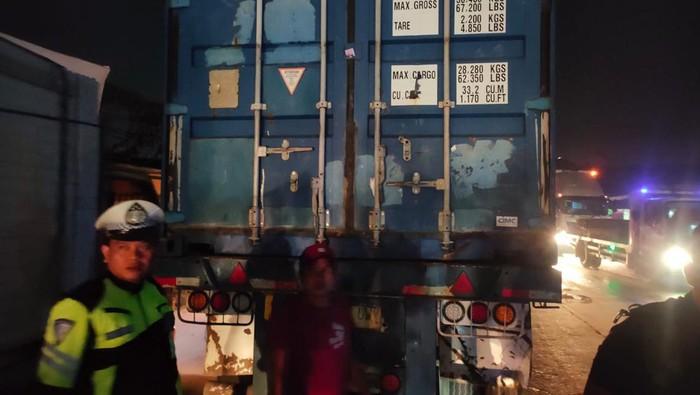 Kabur Usai Tabrak Warga Serang hingga Tewas, Truk Kontainer Terbakar saat Berhenti