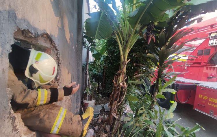 Kebakaran Rumah di Manggarai Padam Usai Damkar Jebol Tembok