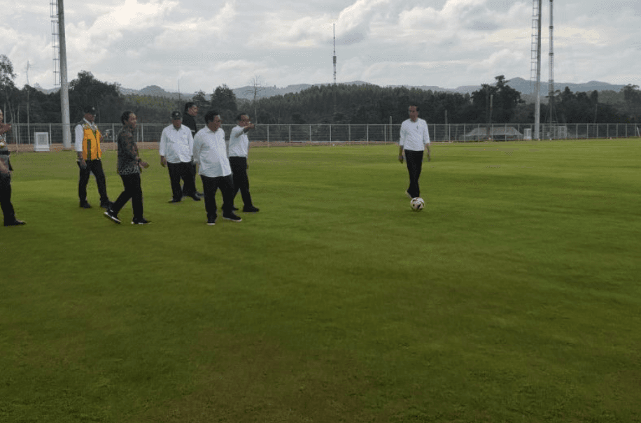 Presiden Joko Widodo  Menguji Lapangan Pelatihan Timnas di IKN
