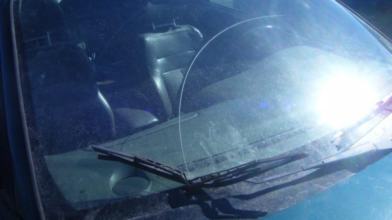 3 Risiko Kaca Mobil Kusam Jika Dibiarkan Begitu Lama, Jangan Disepelekan!