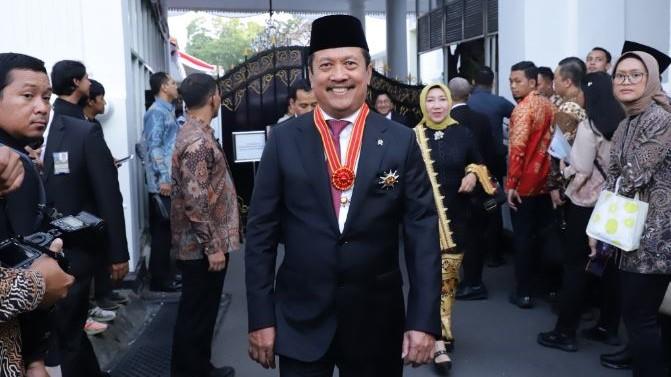 Menteri Trenggono Raih Bintang Mahaputra dari Presiden Jokowi