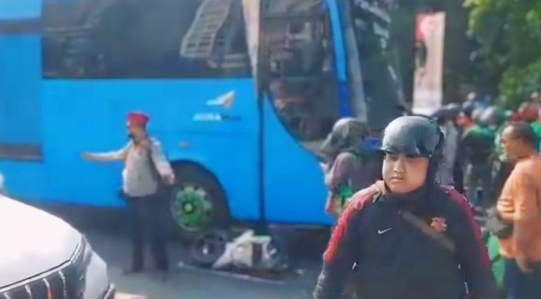 Mau Potong Jalur, Karyawati Pemotor Tewas Terlindas Bus di Cawang