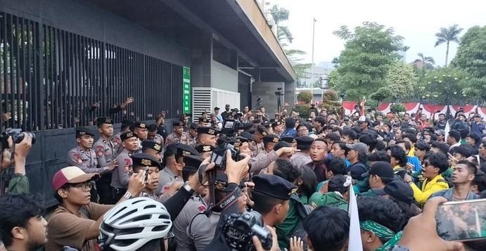 Kecewa dengan Kinerja Jokowi, Mahasiswa Demo hingga Dorong-dorongan Saat Sidang Tahunan MPR