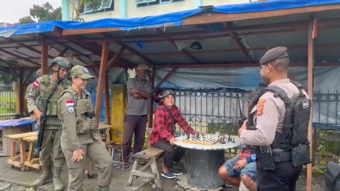 Ciptakan Rasa Aman-Nyaman saat HUT RI ke-79, Satgas Damai Cartenz Laksanakan Patroli Dialogis