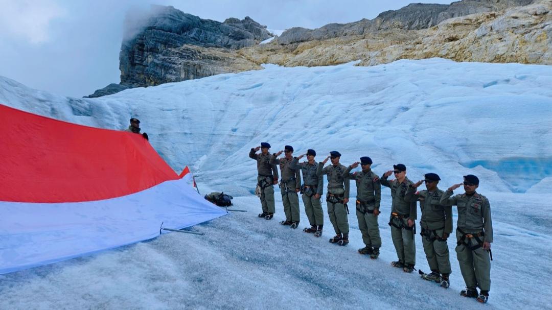 Perjalanan Epik Satgas Ops Damai Cartenz, Rayakan HUT RI ke-79 di Gunung Cartensz