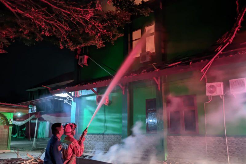 Kemenag Bandarlampung Kebakaran, 30 Personel Damkarmat Diterjunkan