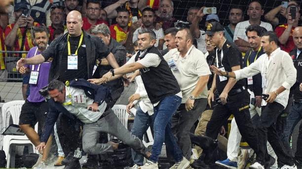 Presiden Fenerbahce Diserang Penonton!