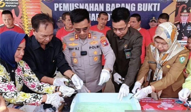 Komitmen Pencegahan Penggunaan Narkotika, Polres Kotim Musnahkan Barang Bukti Sabu dari Pengungkapan 7 Kasus