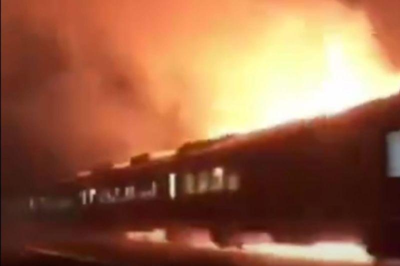 Viral Kereta Terobos Kobaran Api di Karawang, Begini Kata KAI