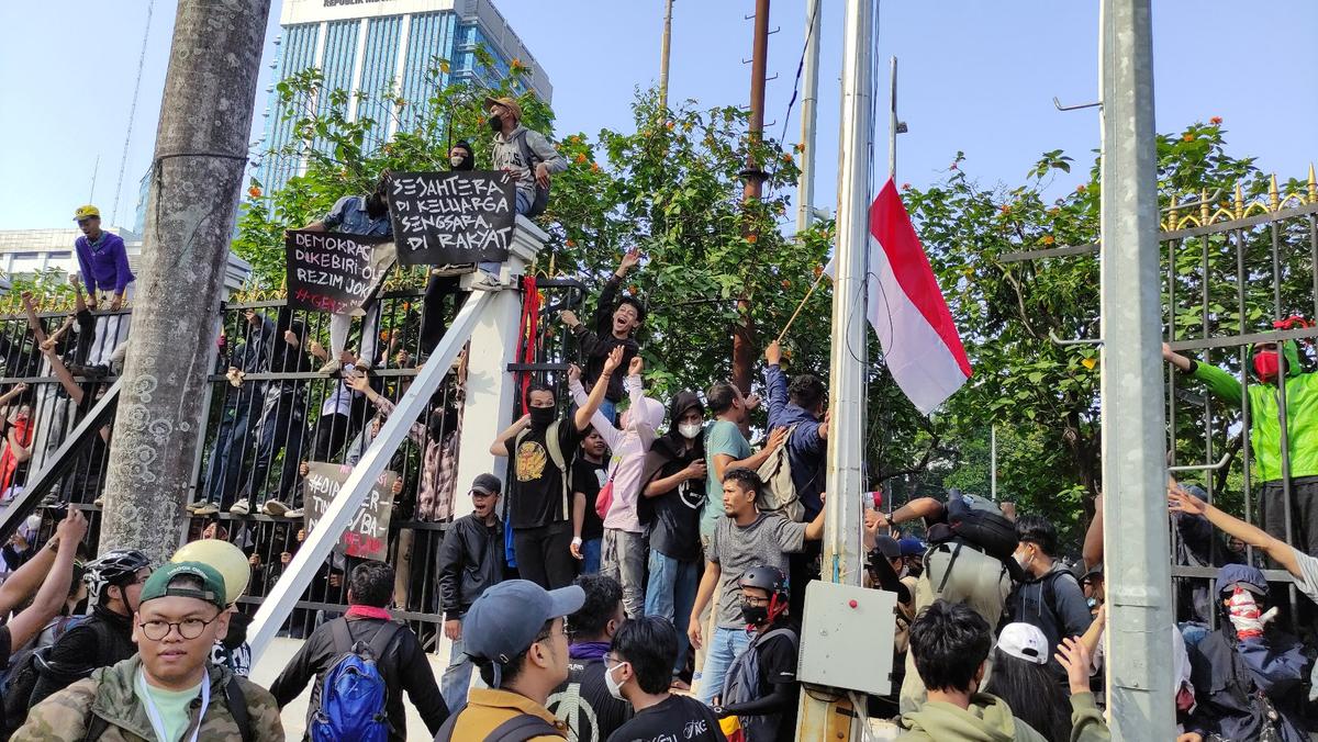 Massa Aksi Rubuhkan Pagar Gedung DPR, Polisi Bersiaga Penuh
