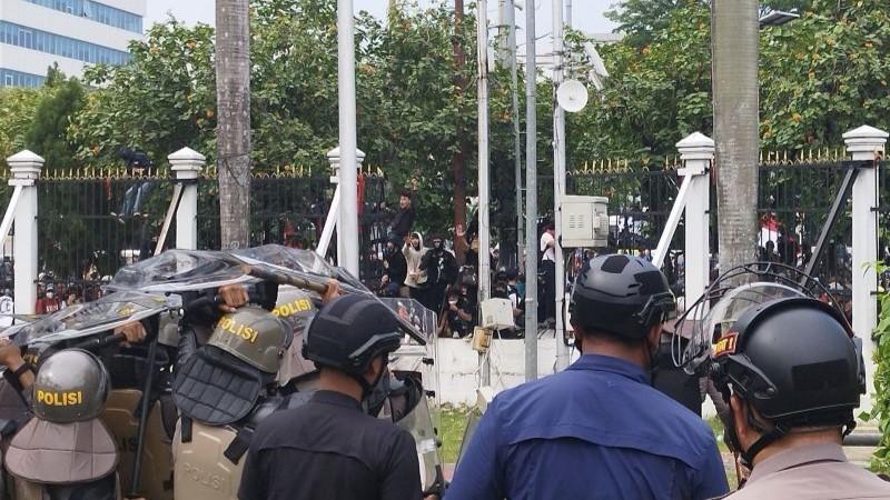 Massa Demo Tolak RUU Pilkada Terobos Masuk, Pagar Dijebol