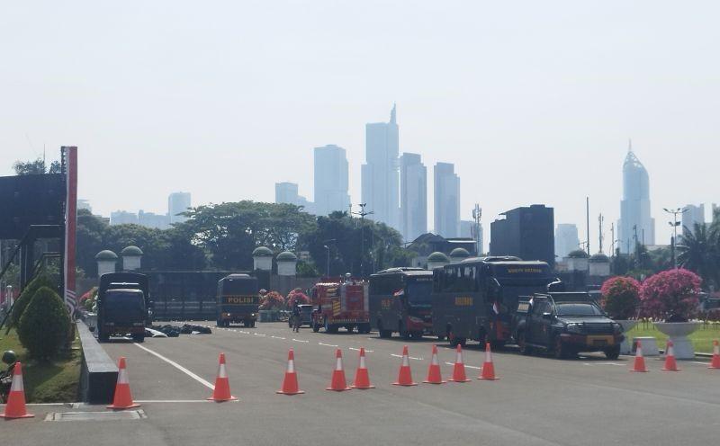 Antisipasi Aksi Protes RUU Pilkada, Kendaraan Taktis Kepolisian Bersiaga di DPR