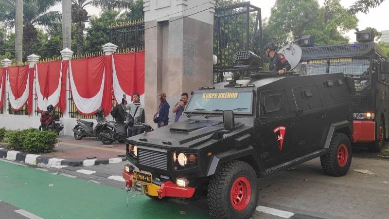 Kendaraan Taktis Diterjunkan, Polisi Bubarkan Massa Aksi Tolak RUU Pilkada