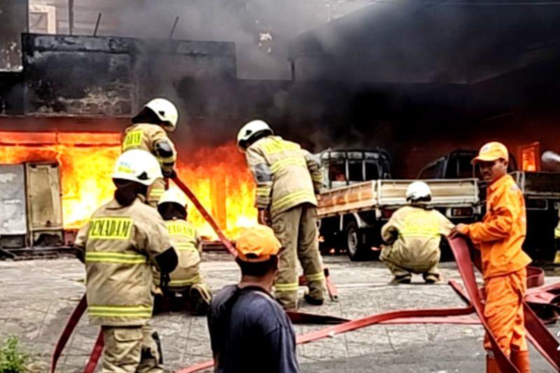 2 Orang Luka-Mobil Ikut Terbakar Akibat Kebakaran Gudang Furnitur di Pondok Pinang
