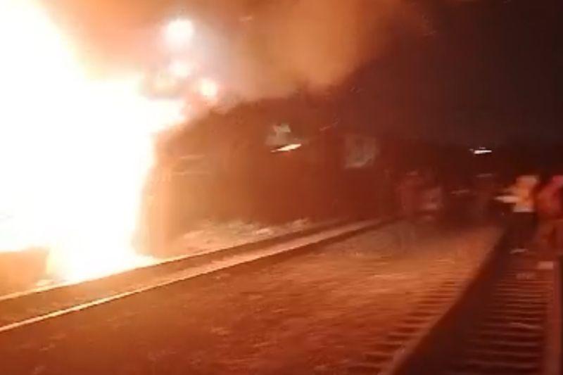 Kebakaran di Pinggir Rel Kereta Tanjung Priok gegara Tawuran Pakai Bom Molotov