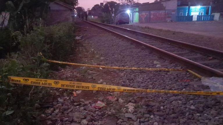 Diduga Maksa Nyebrang, Pemotor Tewas Tertabrak Kereta di Sukabumi