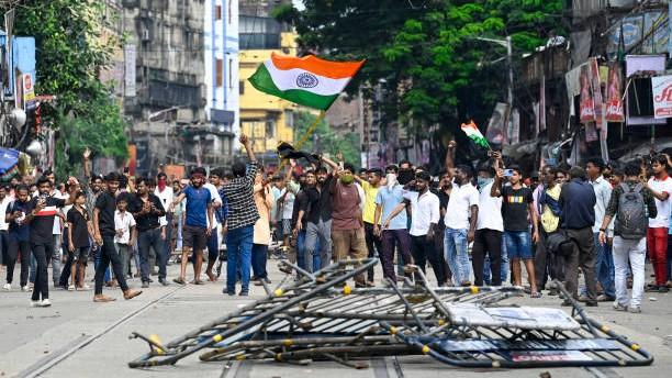 Sejumlah Demonstran Blokir Jalur Kereta Api dan Bus di India Timur