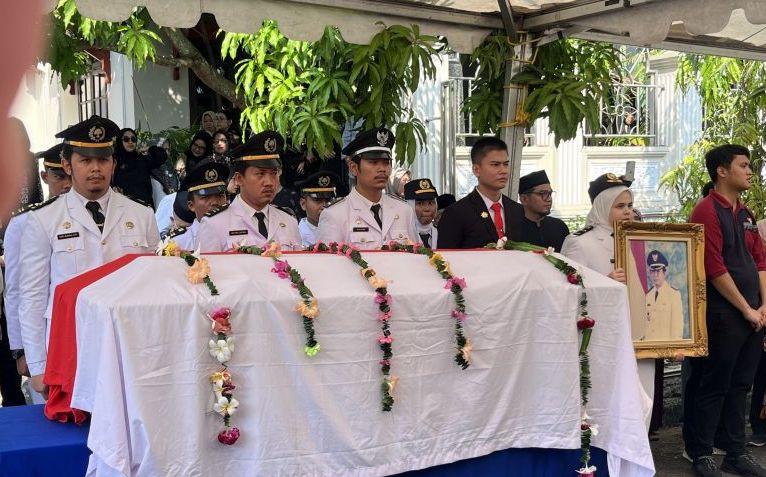 Jenazah Eks Walkot Batam Nyat Kadir Dimakamkan di TPU Sei Temiang