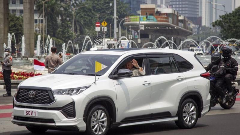 Toyota Innova Zenix jadi Kendaraan yang Temani Paus Fransiskus Selama di Indonesia