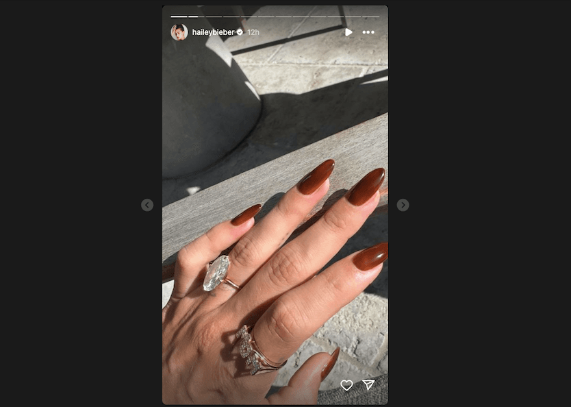 Resmi Jadi Ibu, Hailey Bieber Pamer Cincin Bertuliskan "Mom"