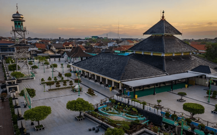 Menyusuri 3 Masjid Tertua di Indonesia yang Berusia Ratusan Tahun