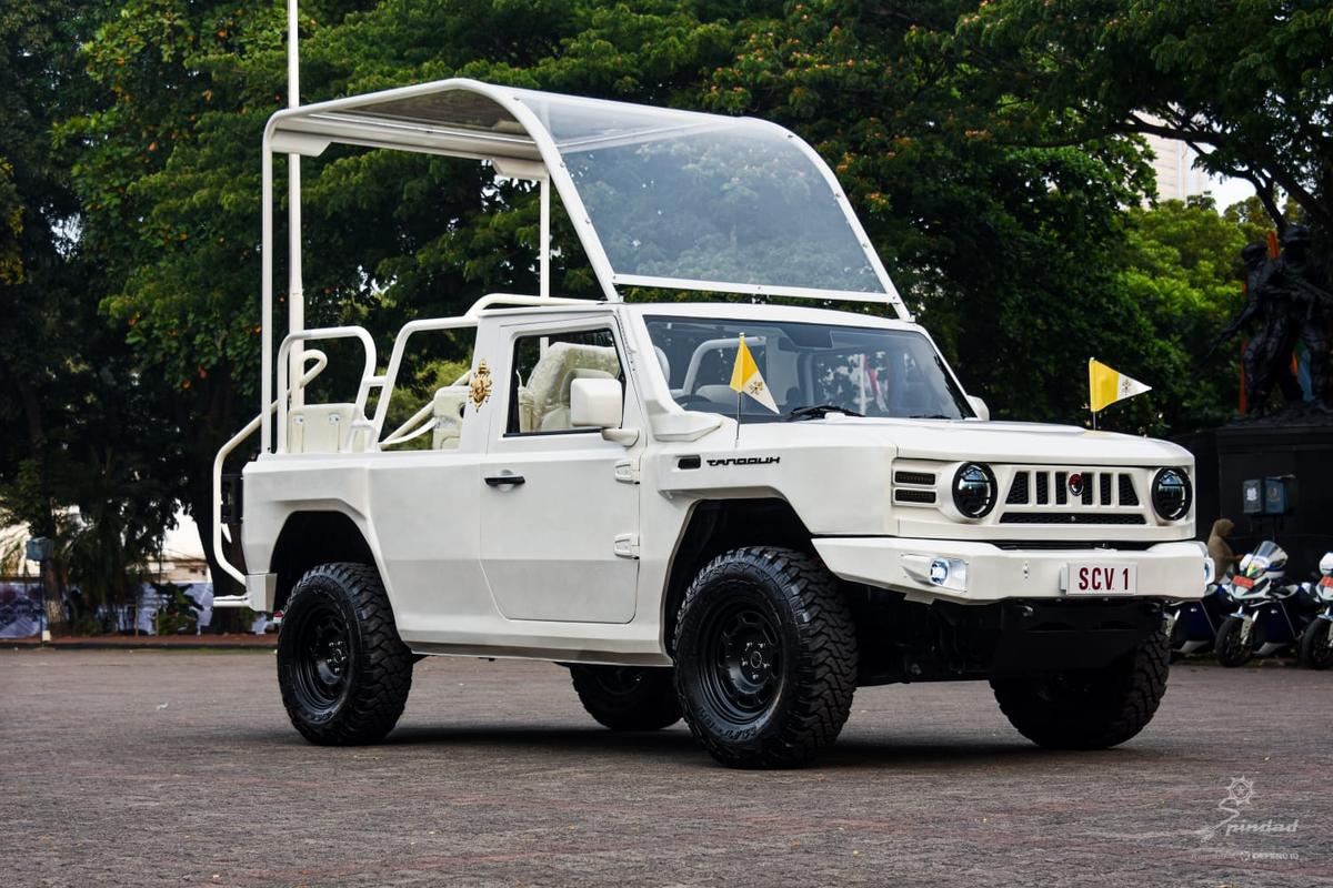 Mobil Maung MV3 Pope Mobile Paus Fransiskus Buatan Pindad