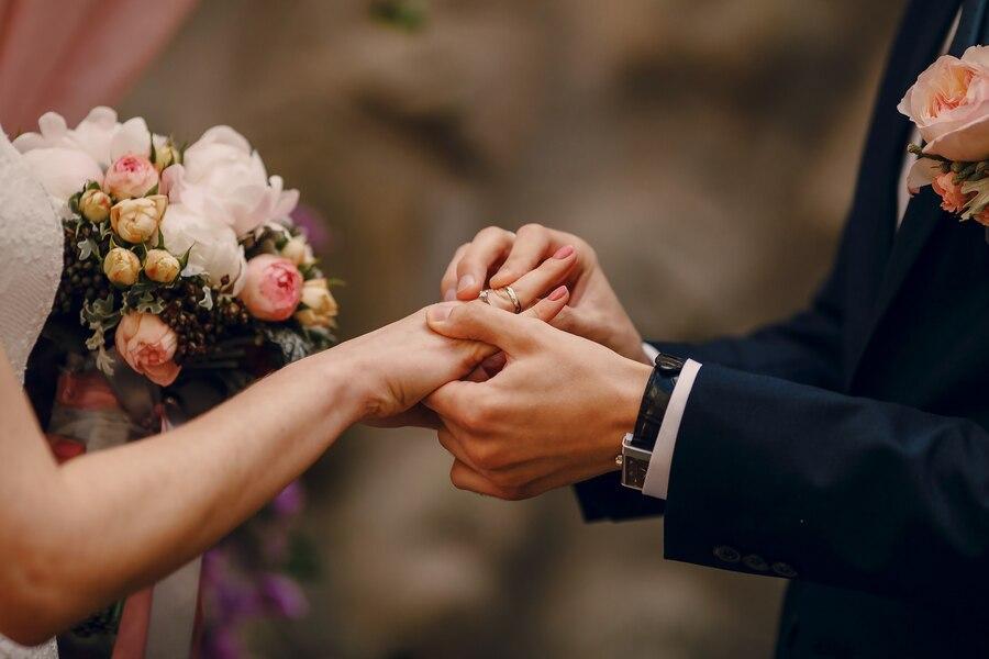 25 Arti Mimpi Datang ke Pesta Pernikahan Orang Lain