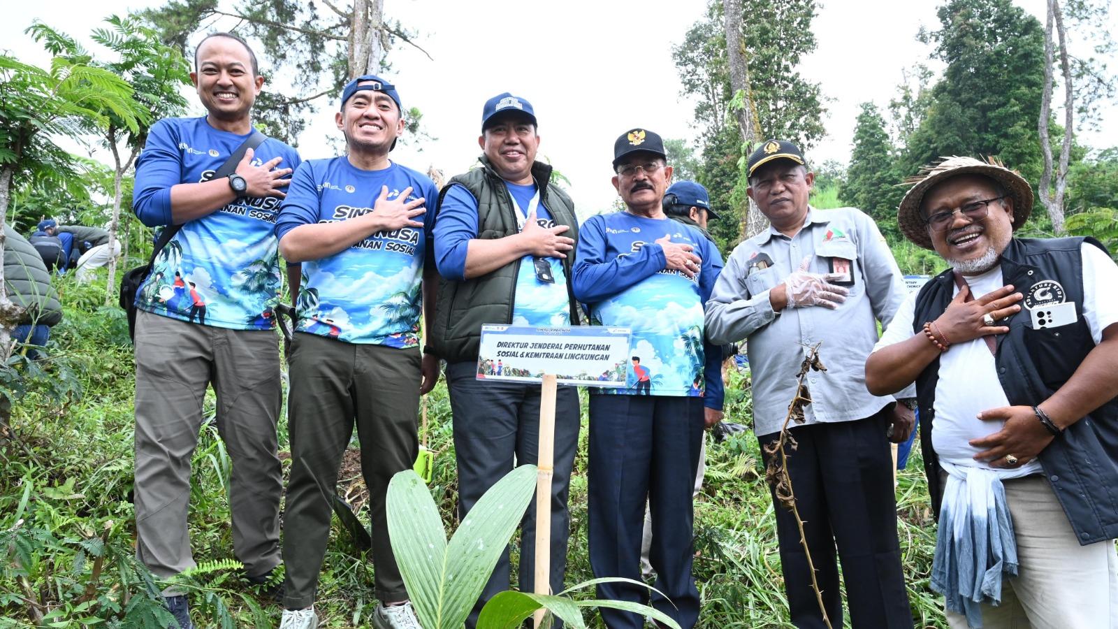Pertamina Hijaukan Kembali Desa Besakih: Penanaman 200 Pohon di Kaki Gunung Agung