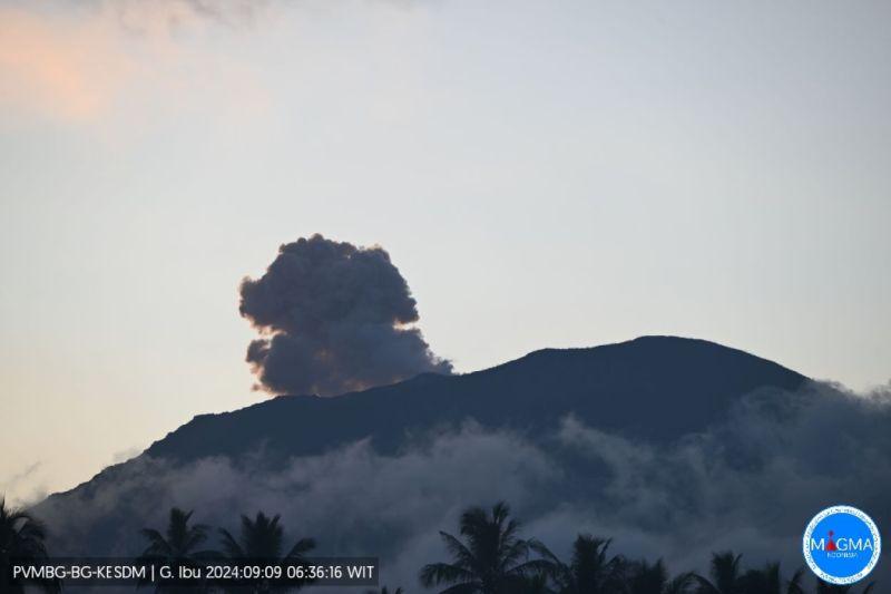 PVMBG: Gunung Ibu Erupsi 3 Kali pada Senin Dini Hari