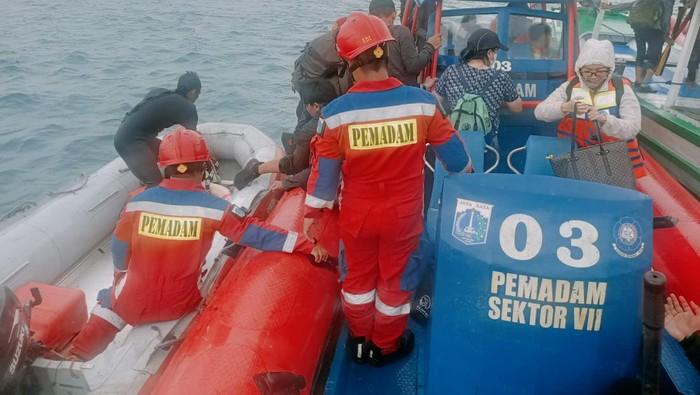 Damkar Evakuasi 26 Penumpang Kapal Dishub yang Kecelakaan di Kepulauan Seribu