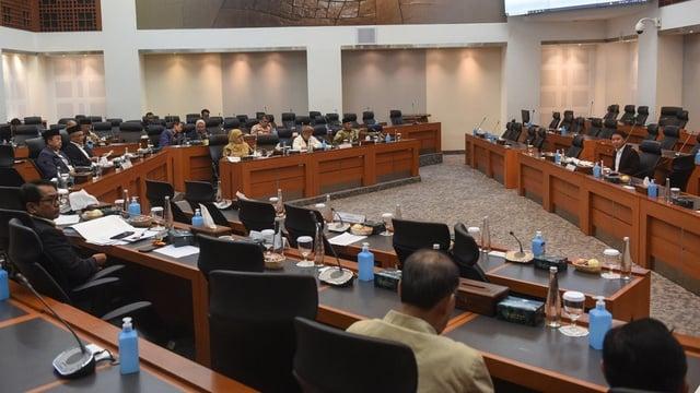 Pansus Haji Cecar Kabar Keberangkatan 3.503 Jemaah Haji Khusus Tanpa Waktu Tunggu