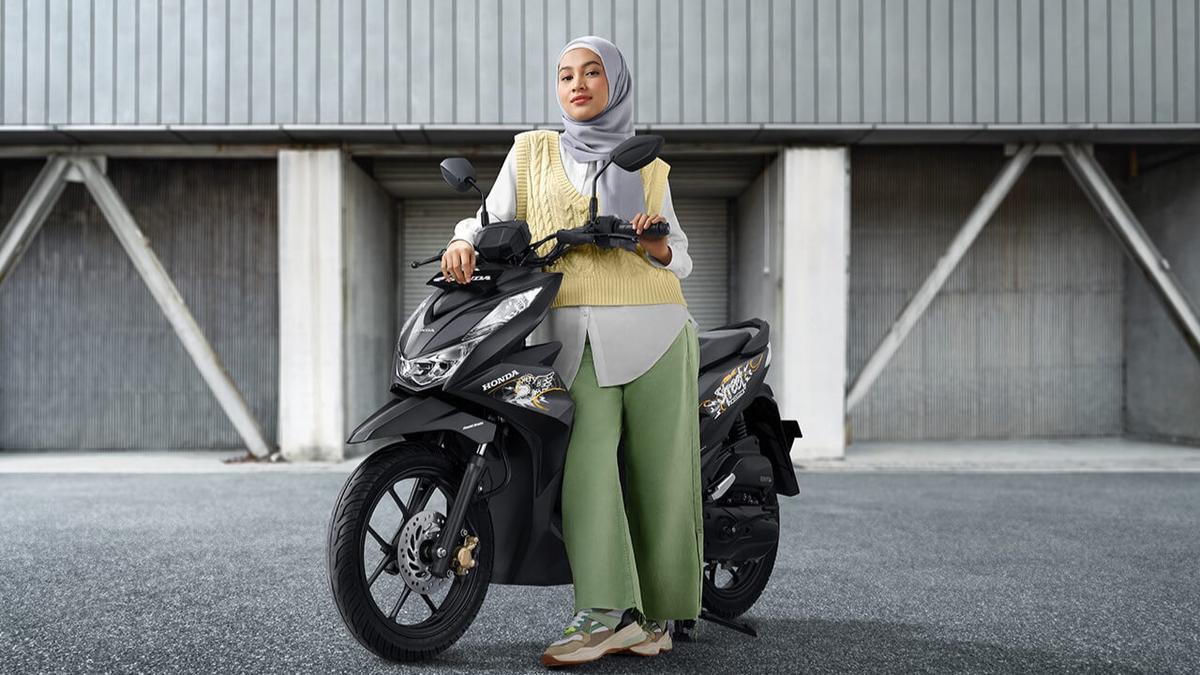 14 Tips Aman Mengendarai Motor untuk Wanita Berhijab