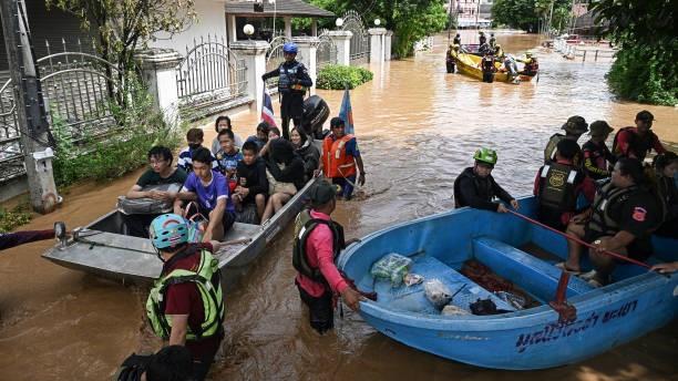 Ribuan Warga Terdampar Akibat Banjir di Utara Thailand