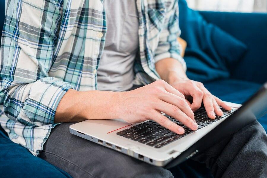 Penyebab Engsel Laptop Rusak dan Cara Mencegahnya