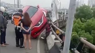 Mobil Jumping Nyaris Jatuh di Flyover Ciputat, Diduga Sopir Ngantuk