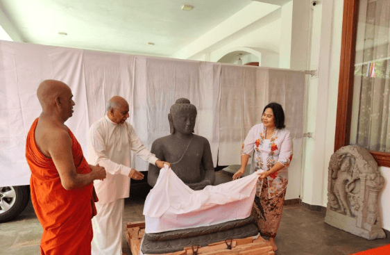 KBRI di Kolombo Berikan Patung Pahatan Budha Hadiah dari RI untuk Perdana Menteri Sri Lanka