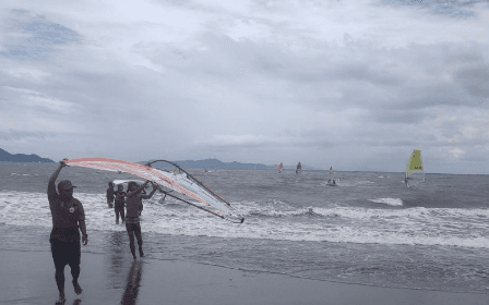 Para Atlet Layar Terpaksa Kembali ke Pantai karena Cuaca Buruk