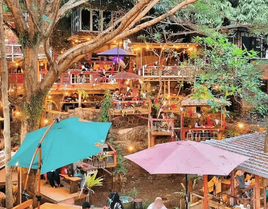 Pesona Kafe Hidden Gem di Pinggir Rel Kereta Jurang Mangu yang Wajib Kalian Kunjungi!