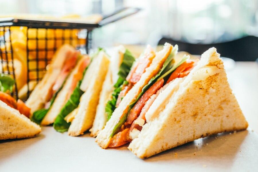 Fenomena Generasi Sandwich: Menanggung Beban Ganda?
