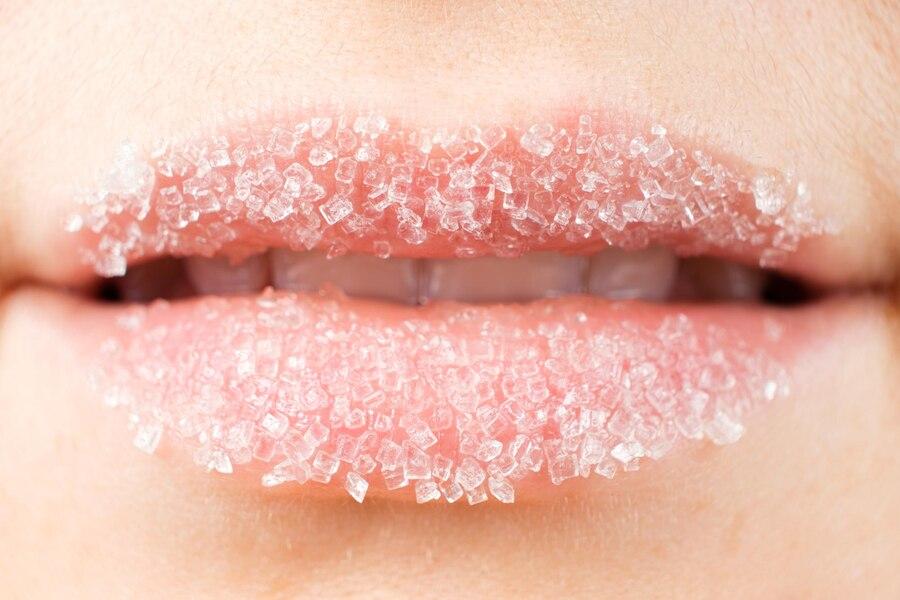 Cara Tepat Menggunakan Lip Scrub untuk Bibir Bebas Pecah-Pecah