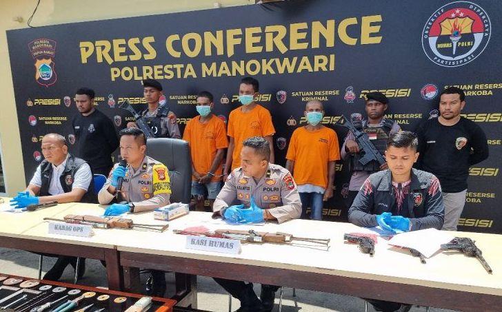 Ayah dan Anak Perakit Senjata Api Ilegal di Manokwari Ditangkap Polisi
